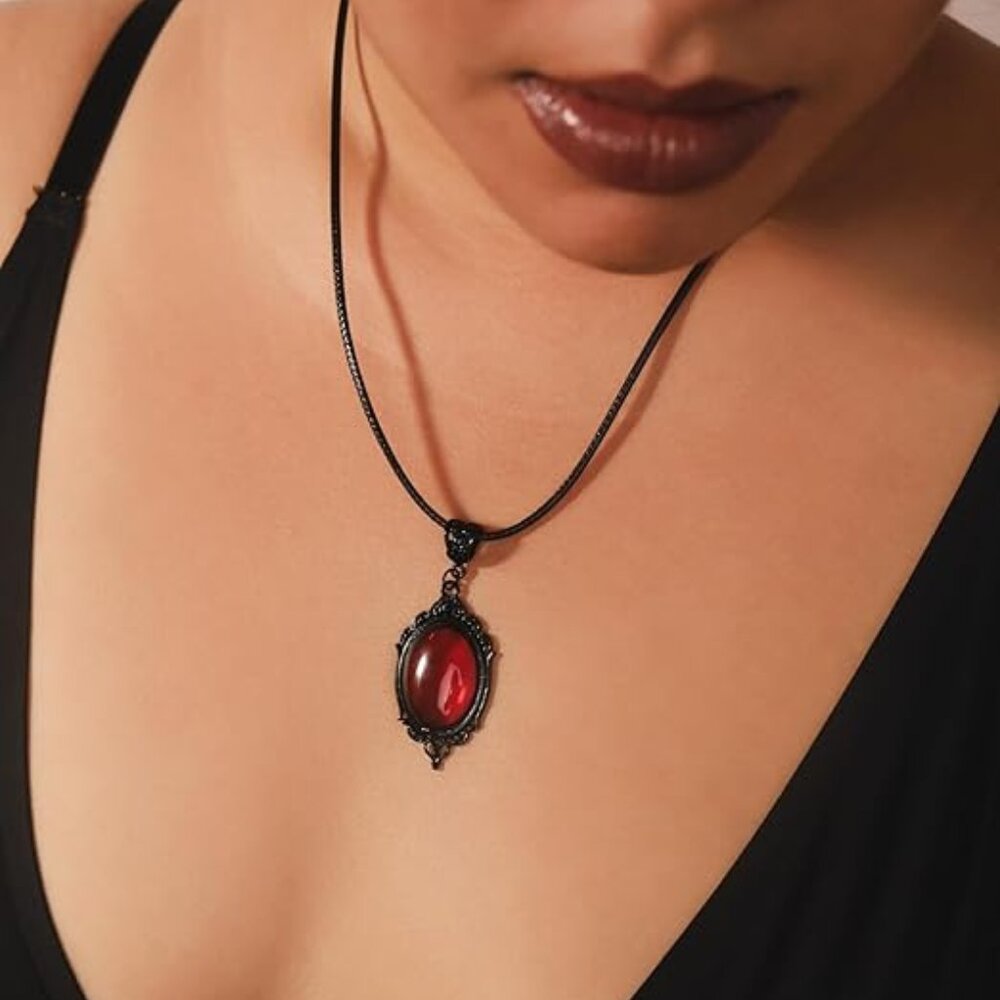 Black teardrop necklace
